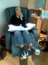 donna affetta da cancro al seno si sottopone a terapia chemioterapica