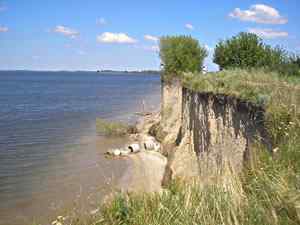 panorama di zona costiera con fenomeno di erosione del suolo