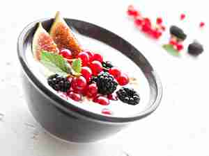 Yogurt guarnito di frutta fresca